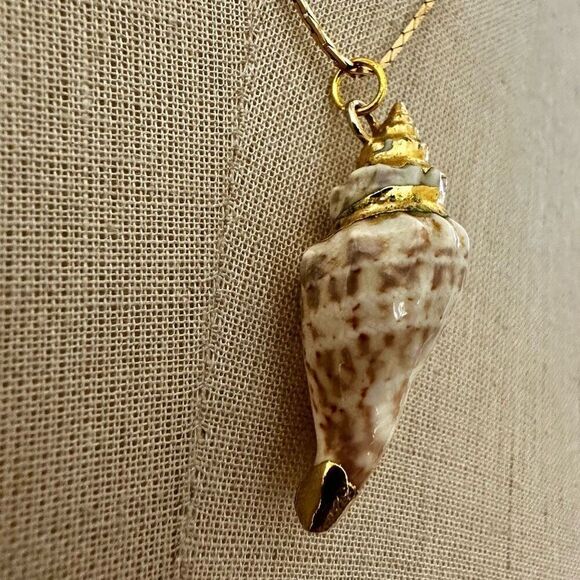Gold tone Edged Natural Shell Pendant Necklace - Picture 4 of 10
